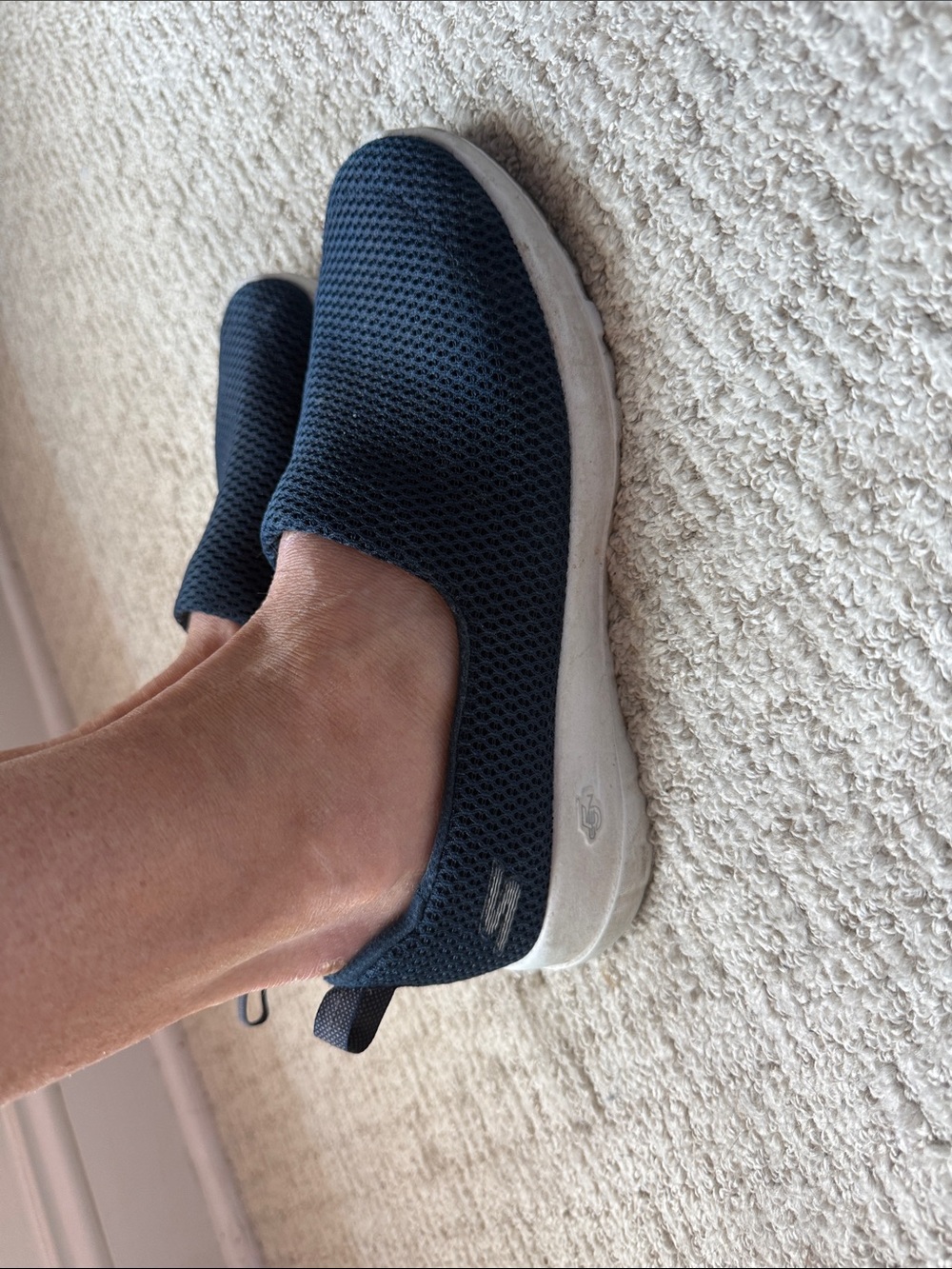 Women’s Skechers Size 8 COMFY GOWALK Slip-On Mesh Casual Shoe in Navy MAX - Picture 2 of 4